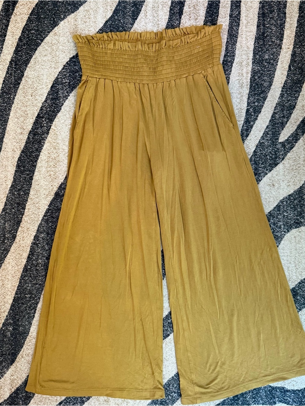 Kate Quinn Women’s Crop Smocked Gaucho Pant Medium
